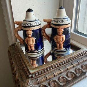 VINTAGE MANNEKEN PIS SALT AND PEPPER SHAKERS  HOTEL DE VILLE CERAMIC SOUVENIR